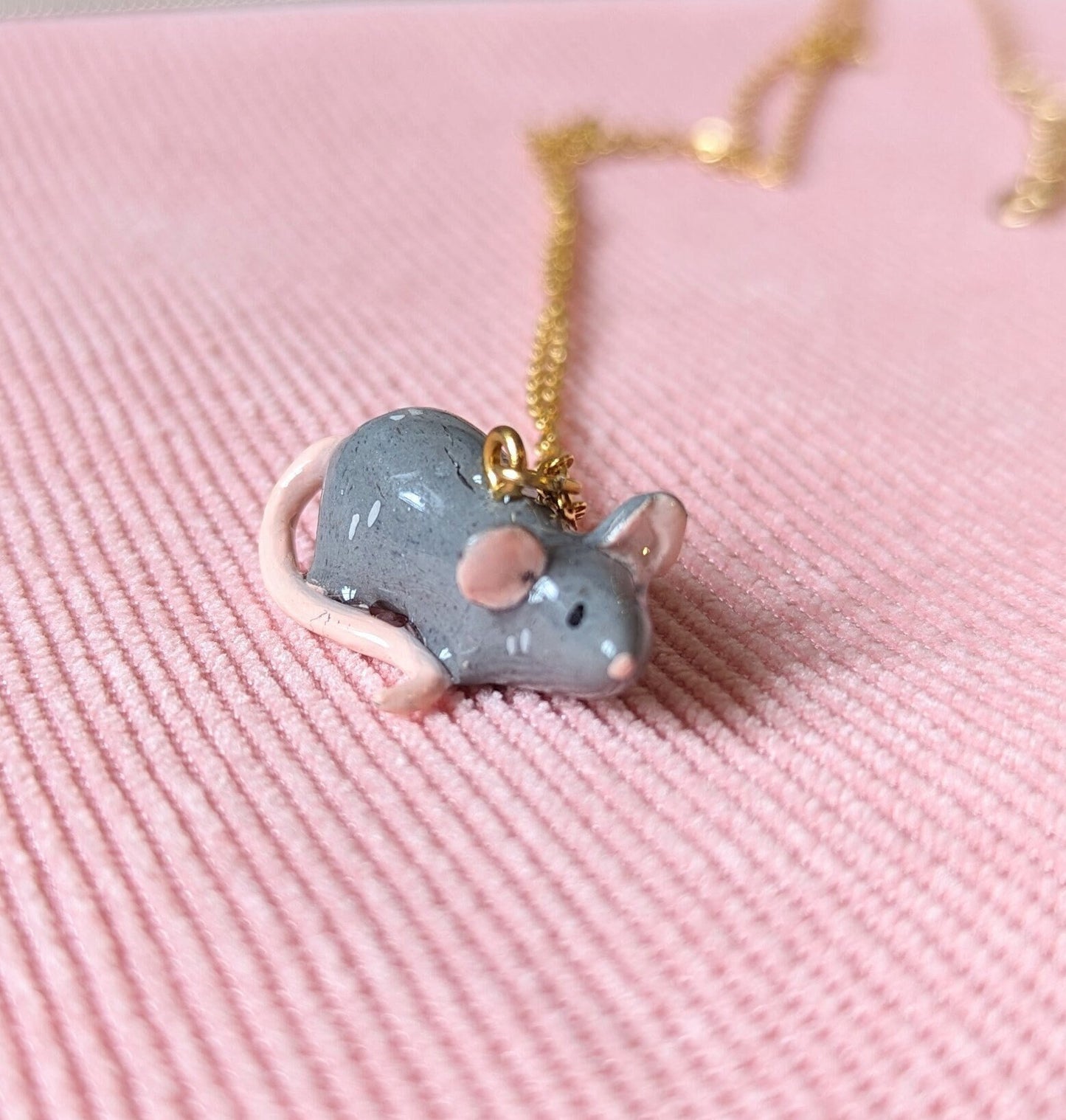 Collier orné d'une petit rat gris