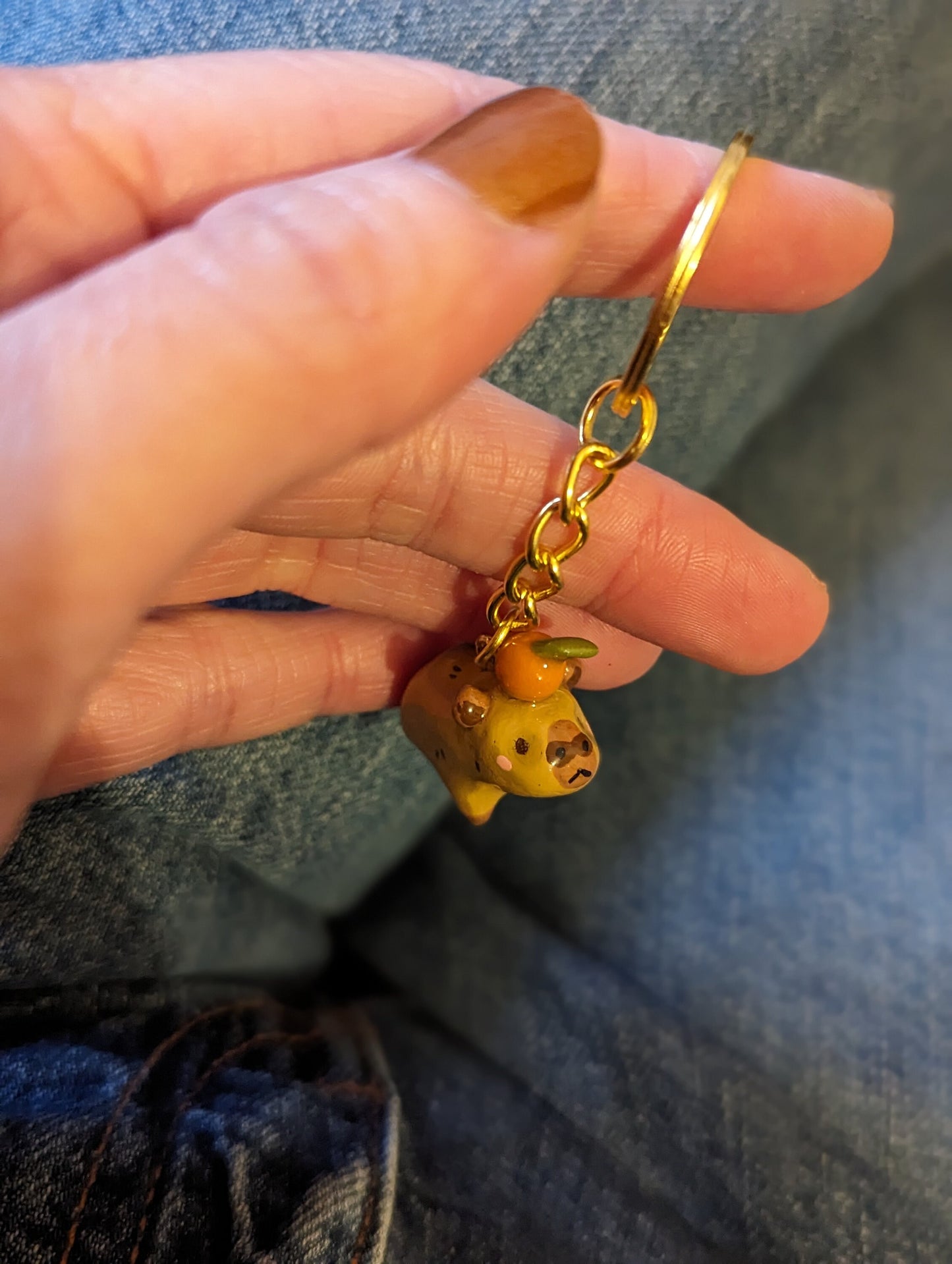 porte clé doré mini capybara et son orange