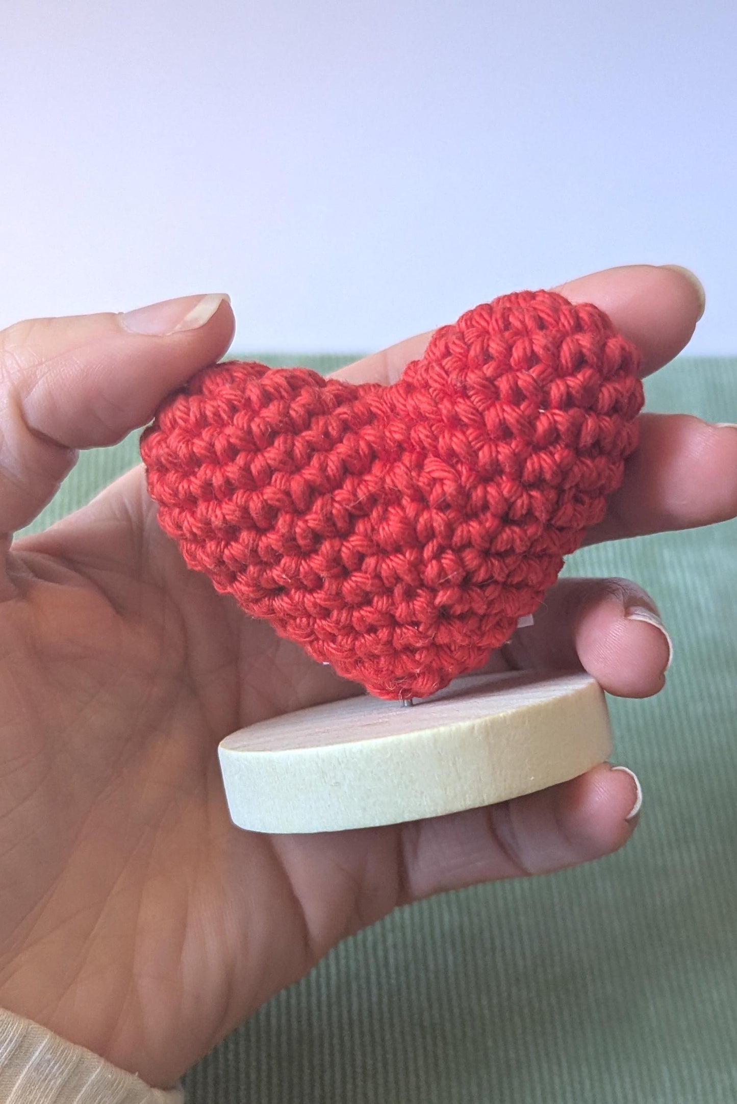 mini coeur positif en crochet sur un socle