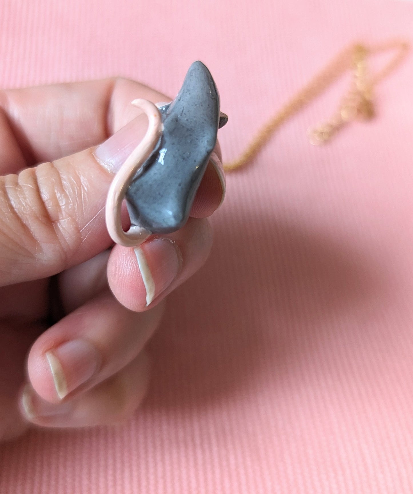 Collier orné d'une petit rat gris