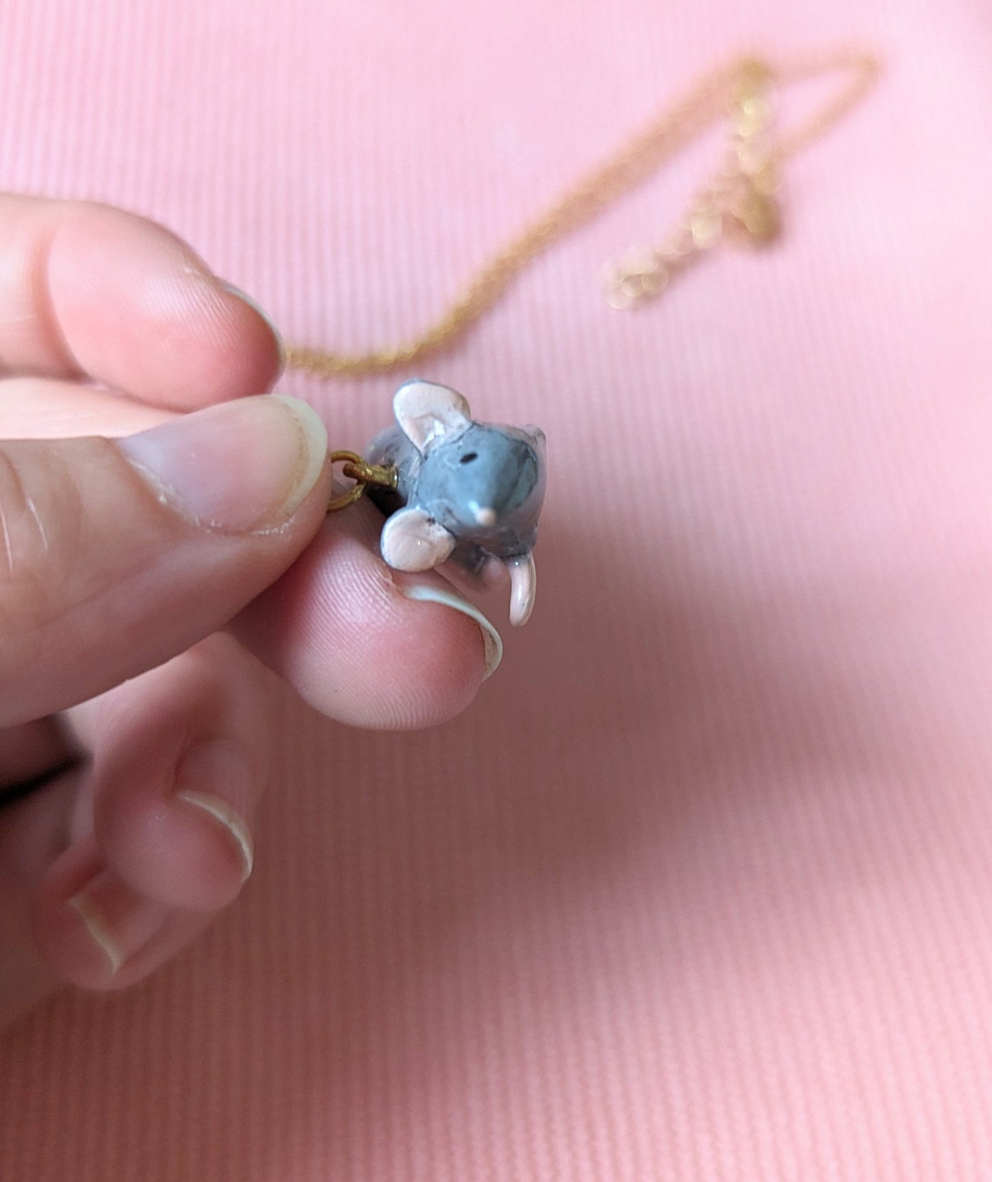 Collier orné d'une petit rat gris