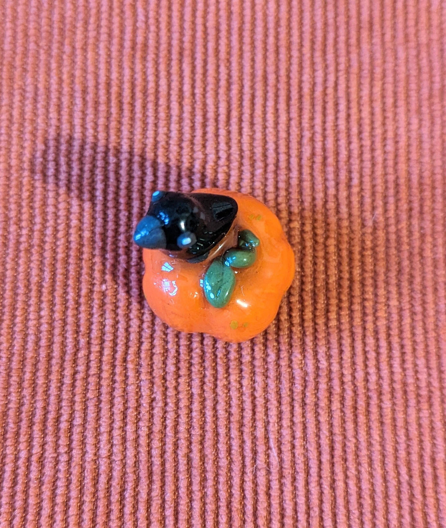 Figurine corbeau sur sa citrouille