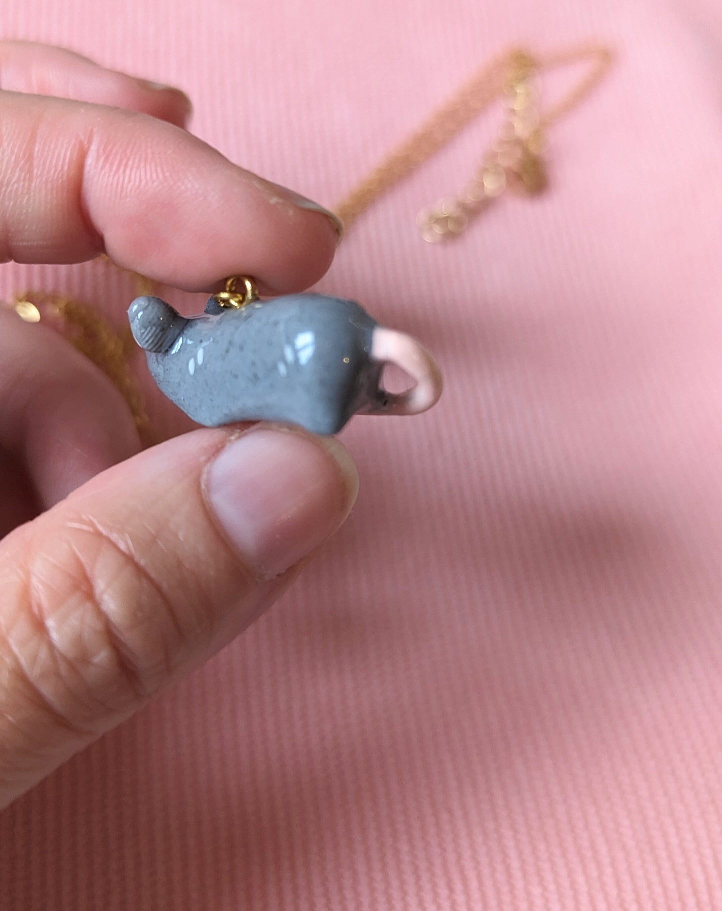 Collier orné d'une petit rat gris