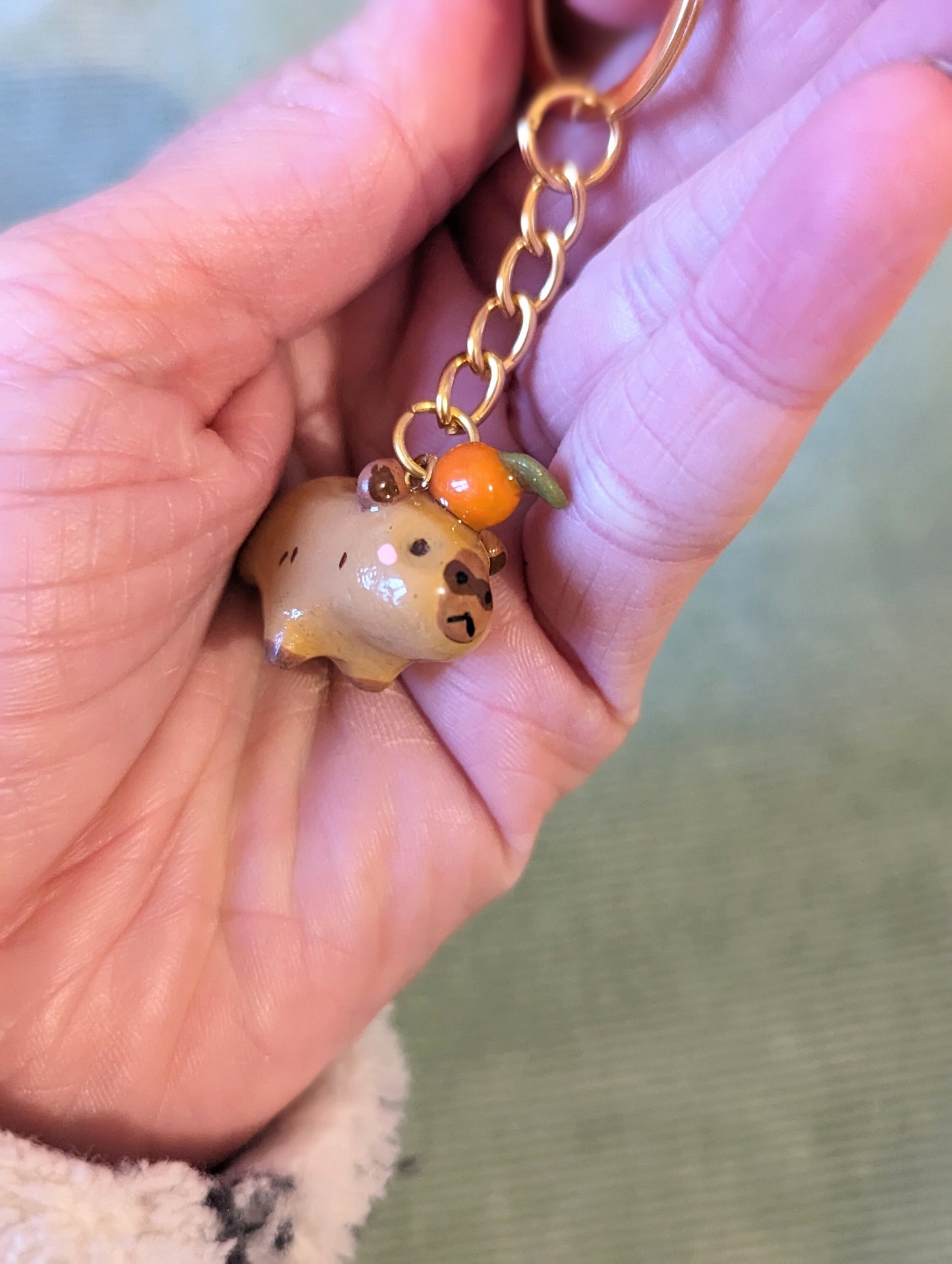 porte clé doré mini capybara et son orange