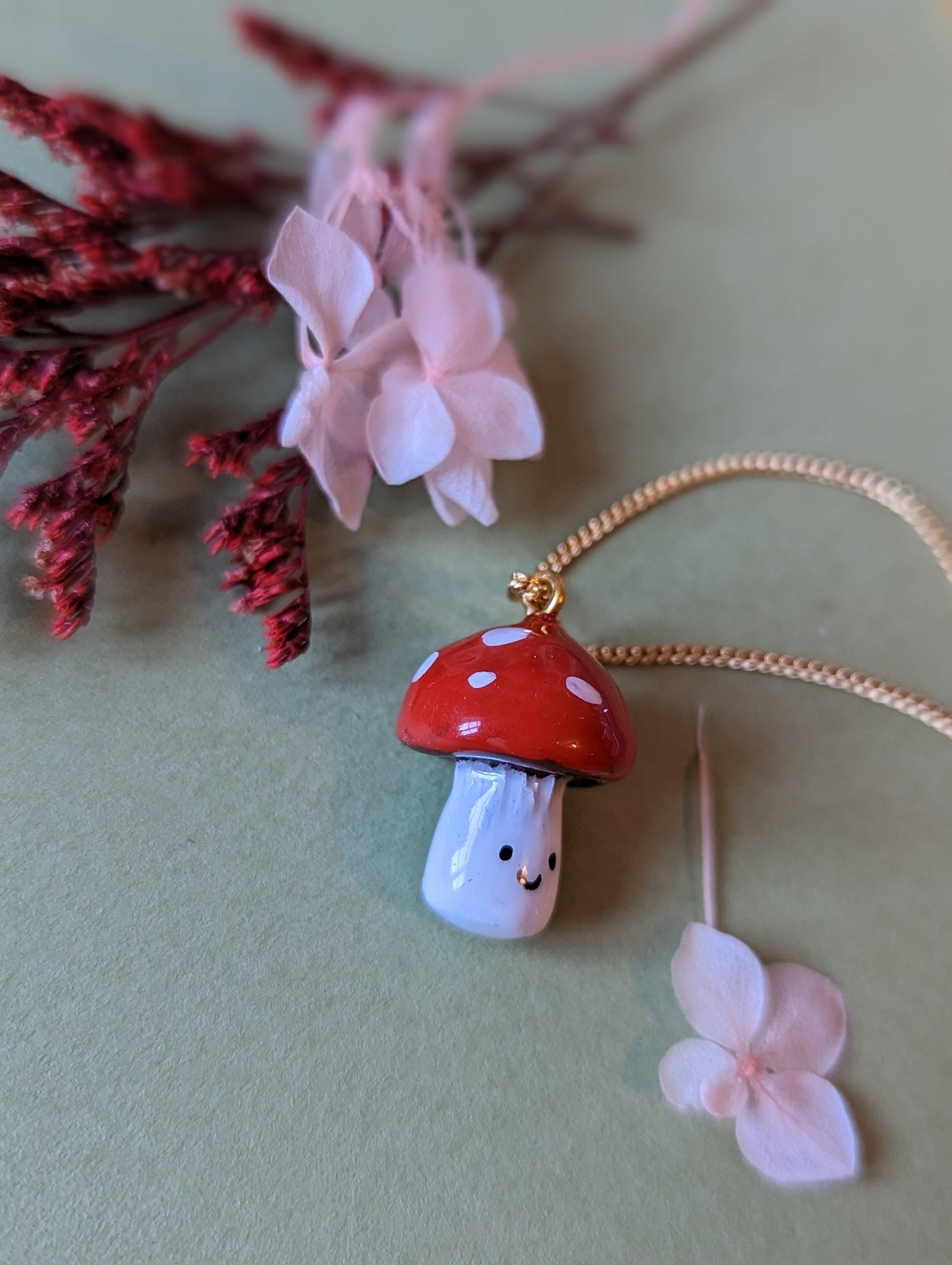 Collier orné d'un petit champignon