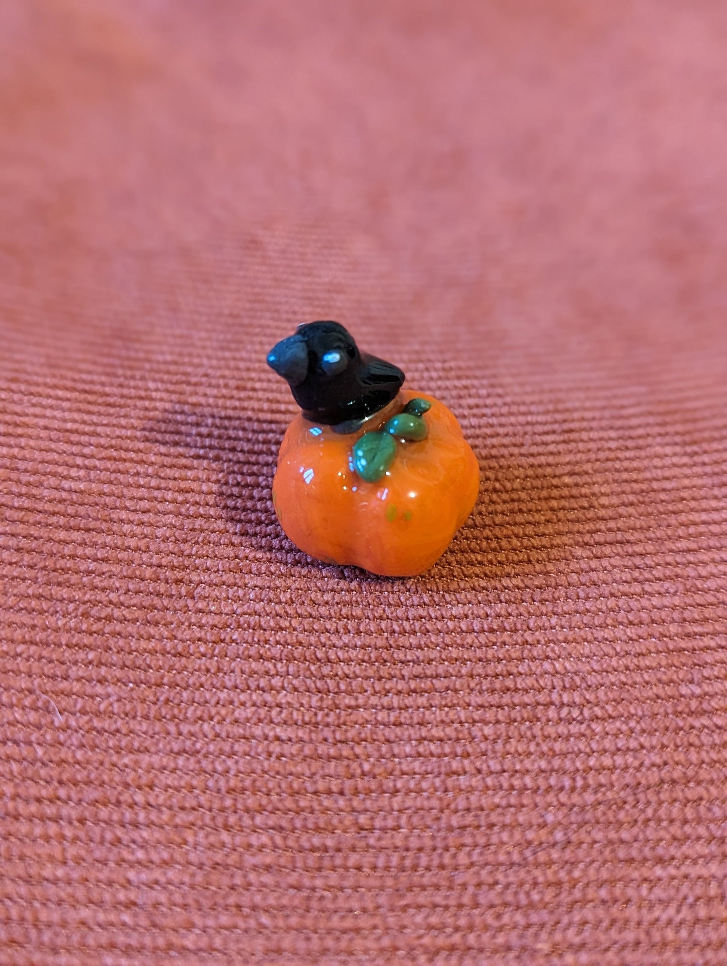 Figurine corbeau sur sa citrouille