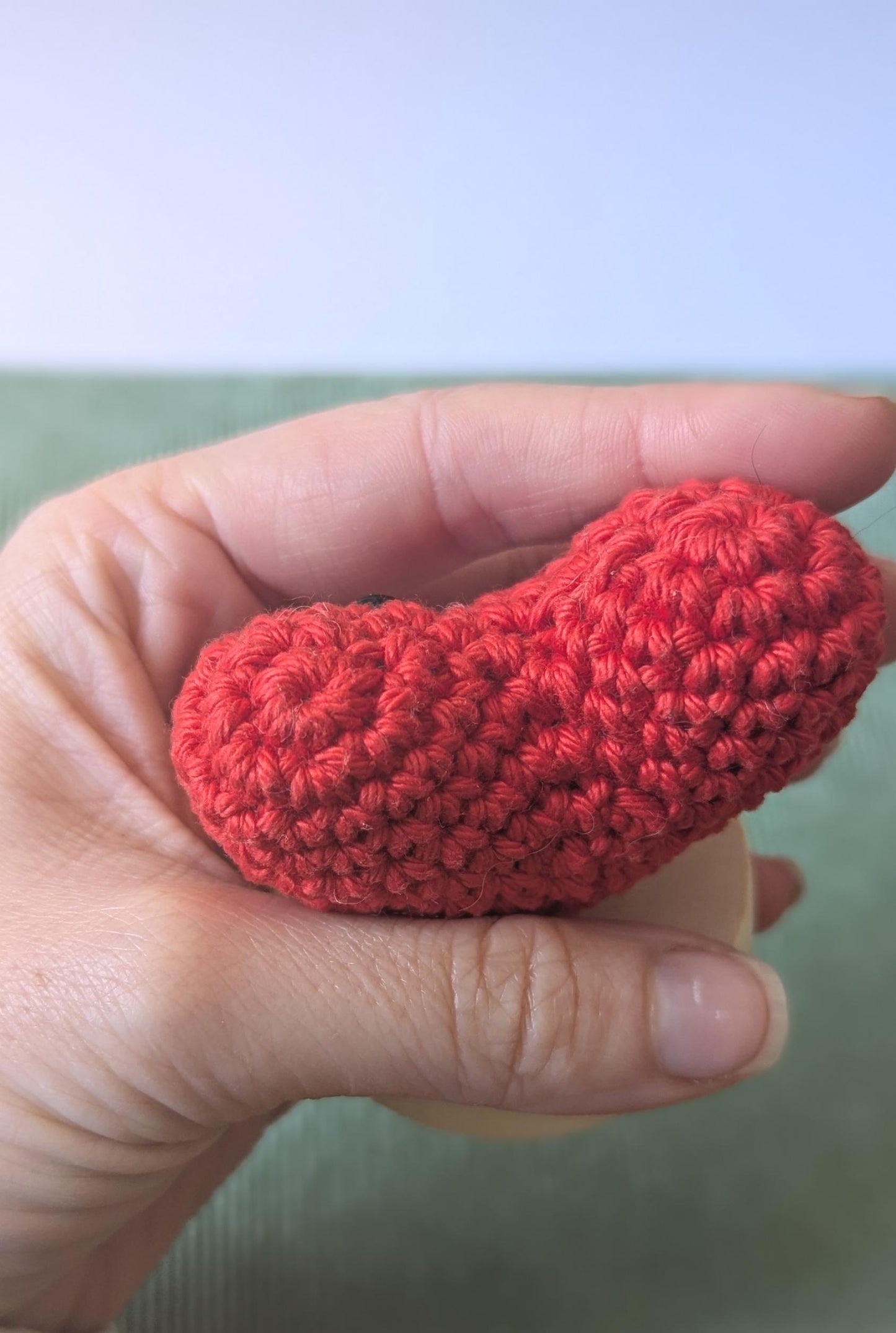 mini coeur positif en crochet sur un socle