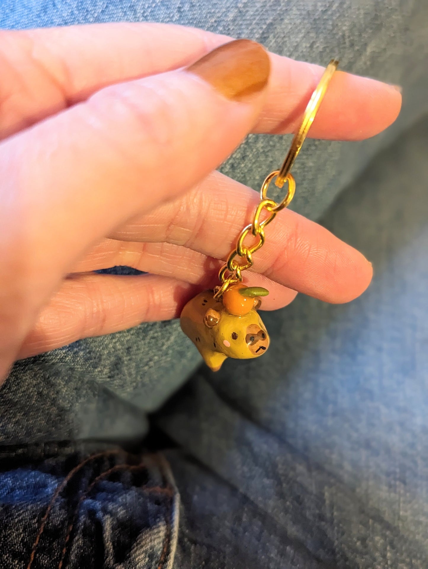 porte clé doré mini capybara et son orange