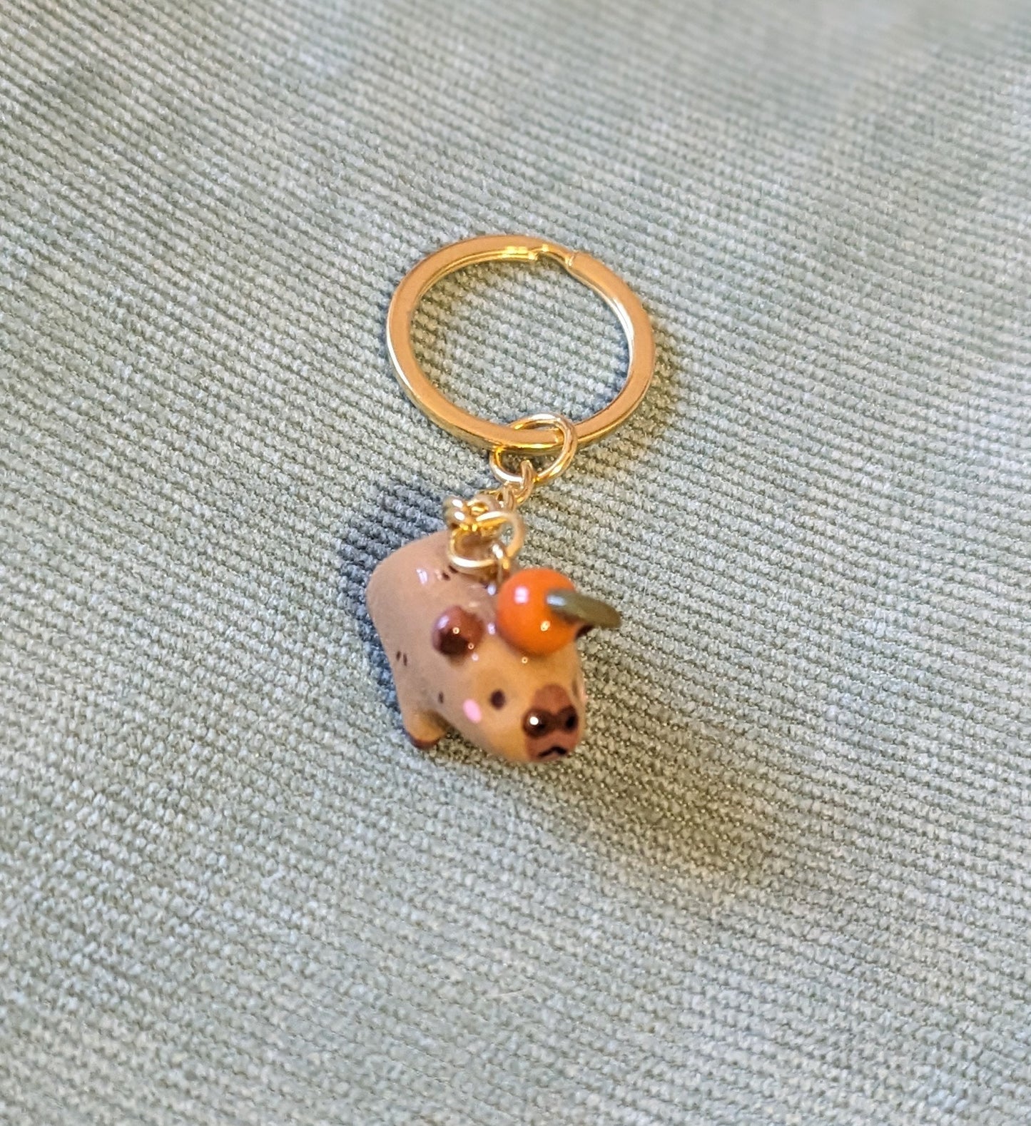 porte clé doré mini capybara et son orange