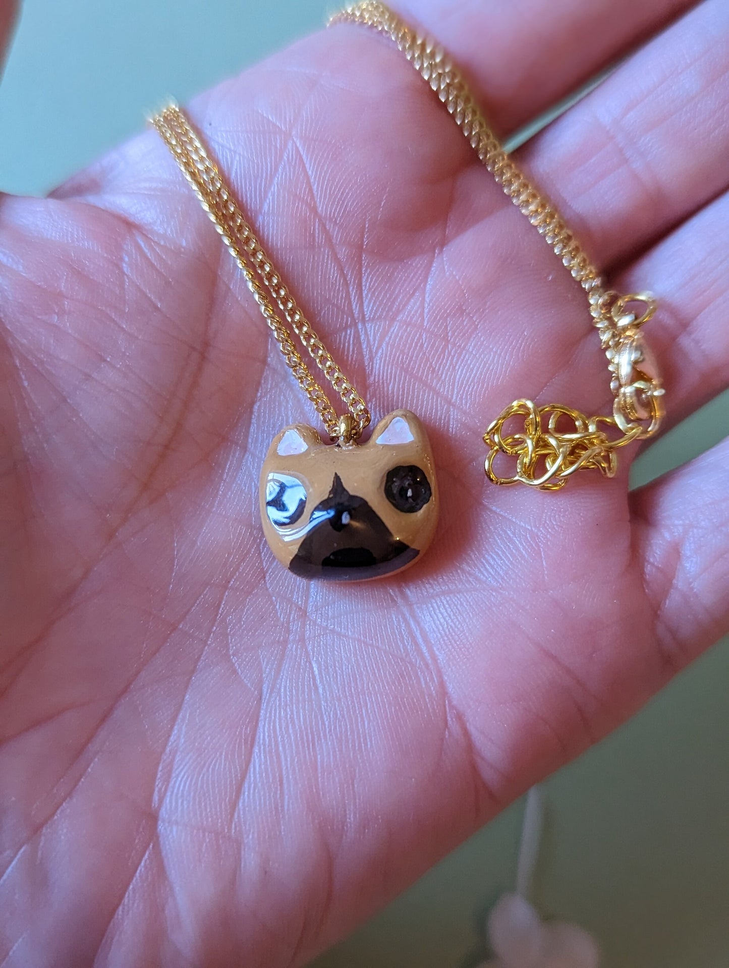 Collier orné d'une tete de bouledogue