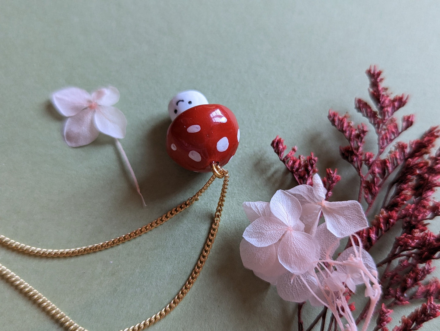 Collier orné d'un petit champignon