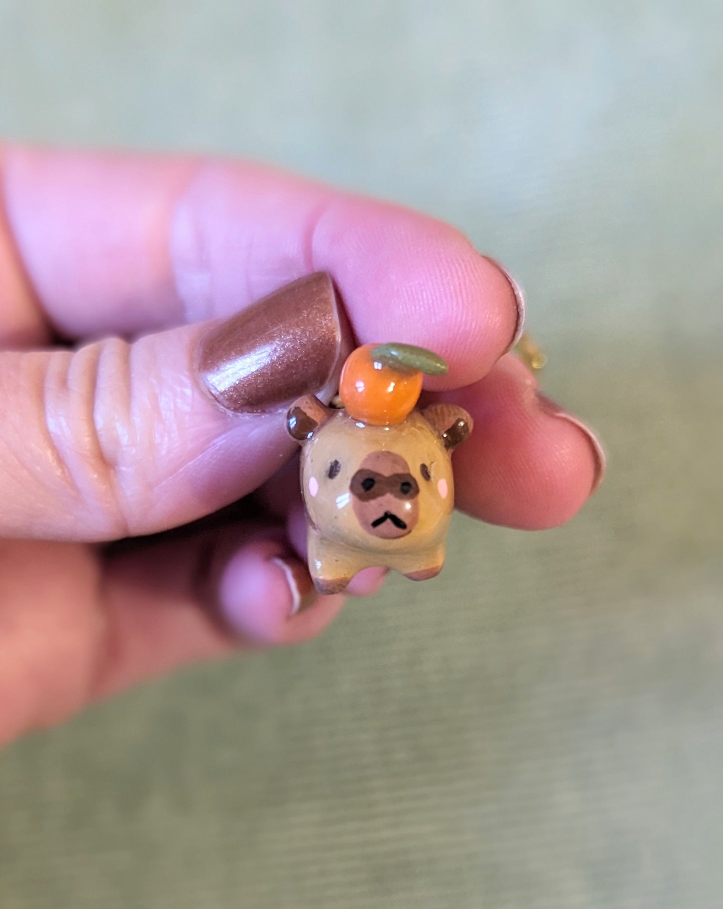 porte clé doré mini capybara et son orange