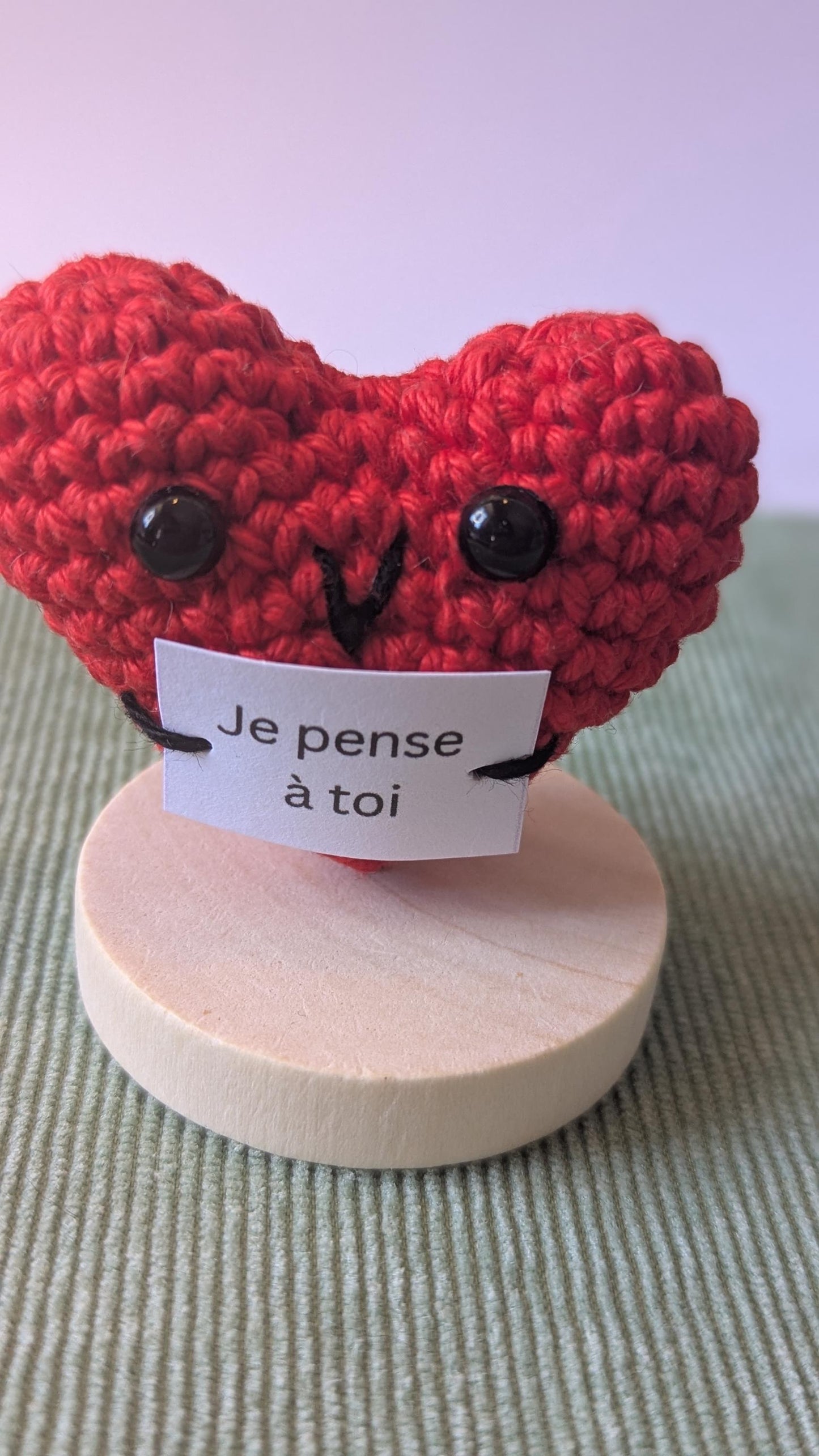 mini coeur positif en crochet sur un socle