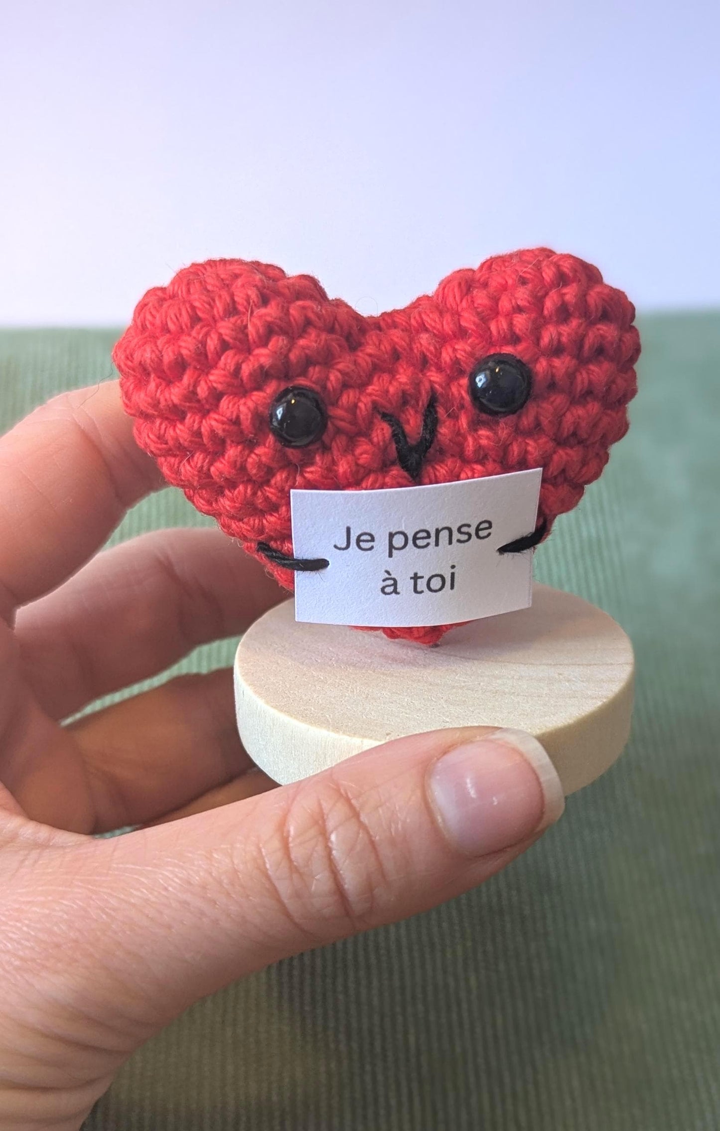 mini coeur positif en crochet sur un socle