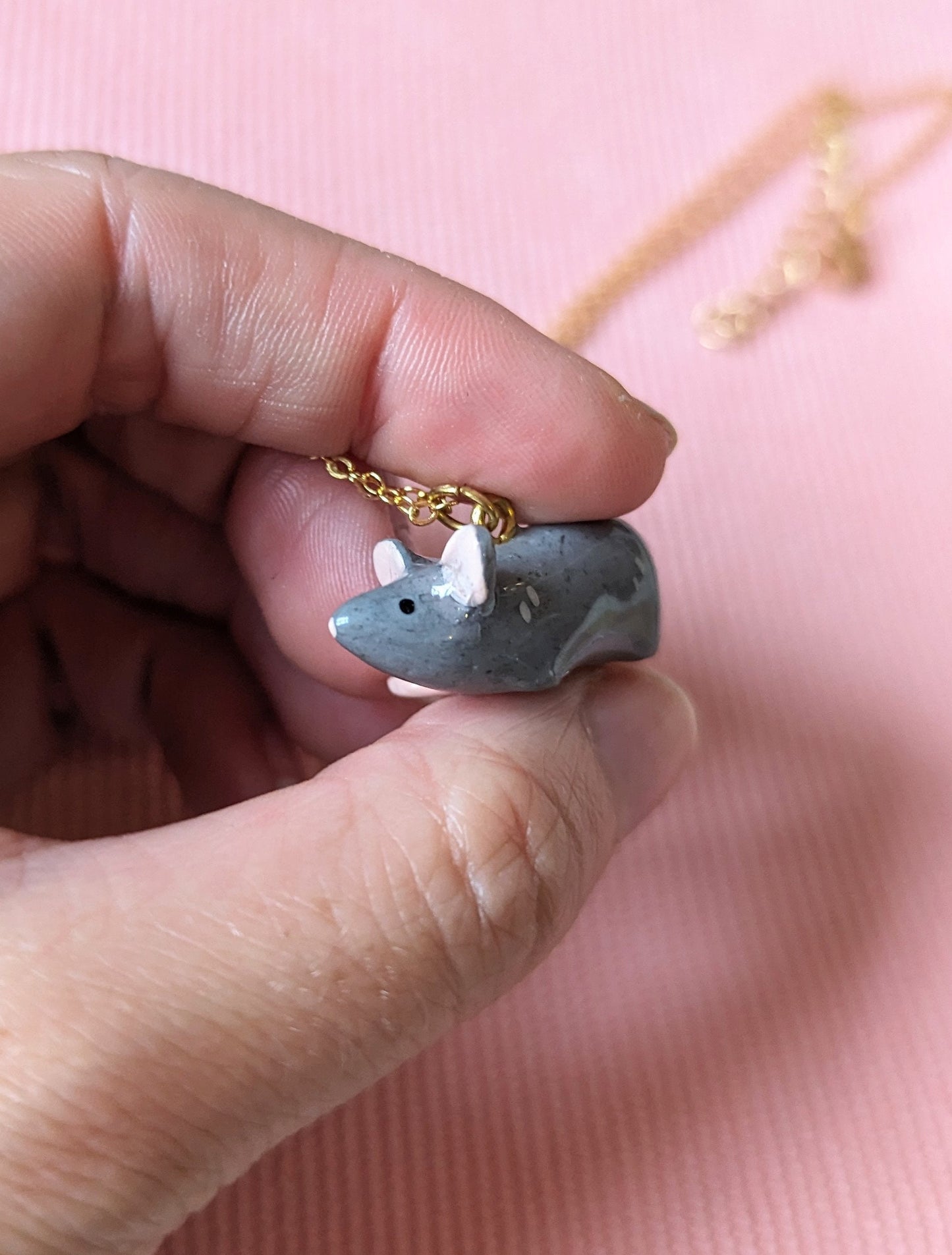 Collier orné d'une petit rat gris