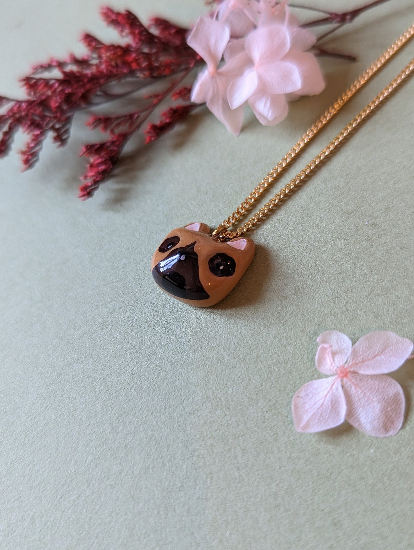 Collier orné d'une tete de bouledogue