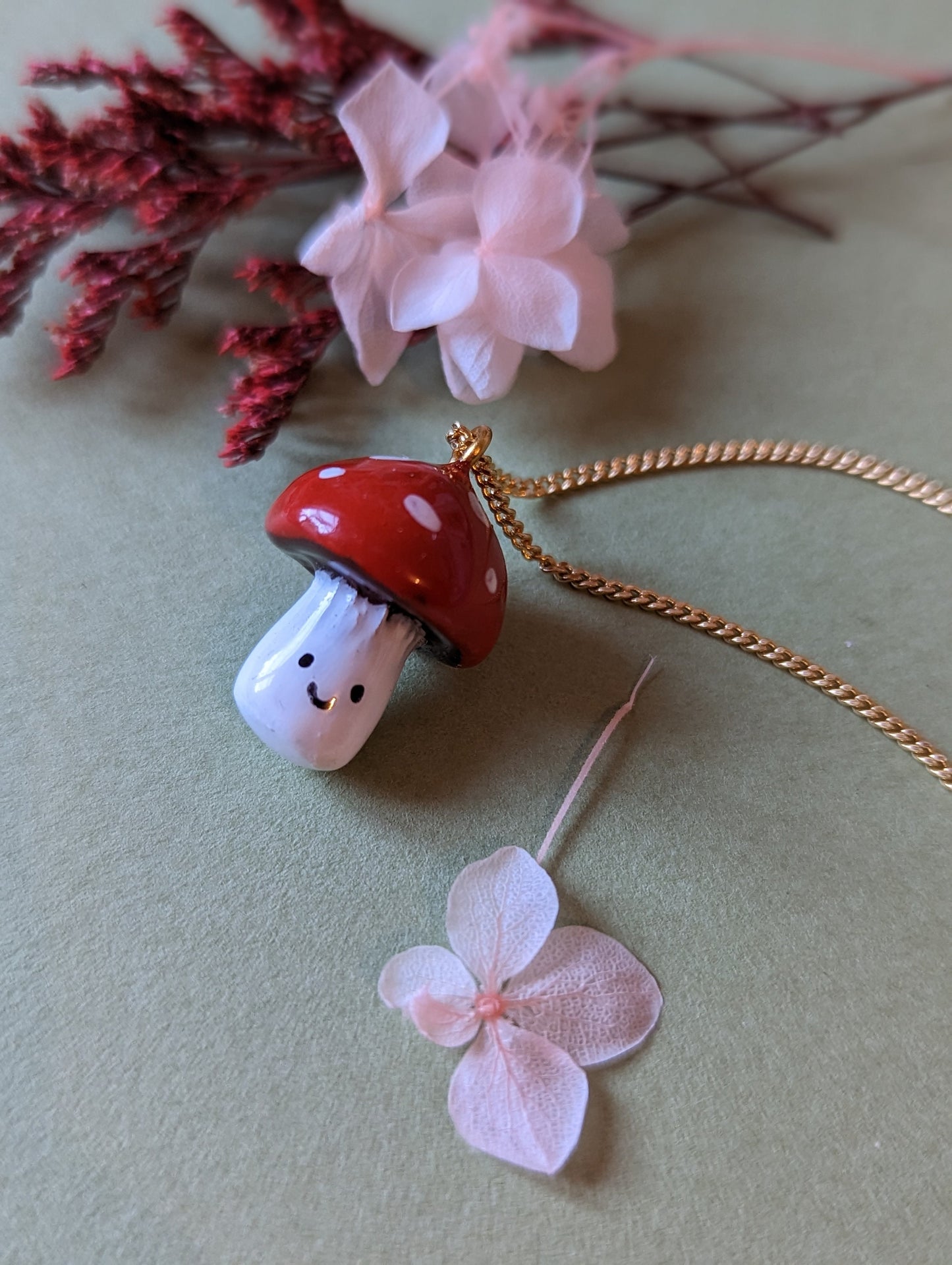 Collier orné d'un petit champignon