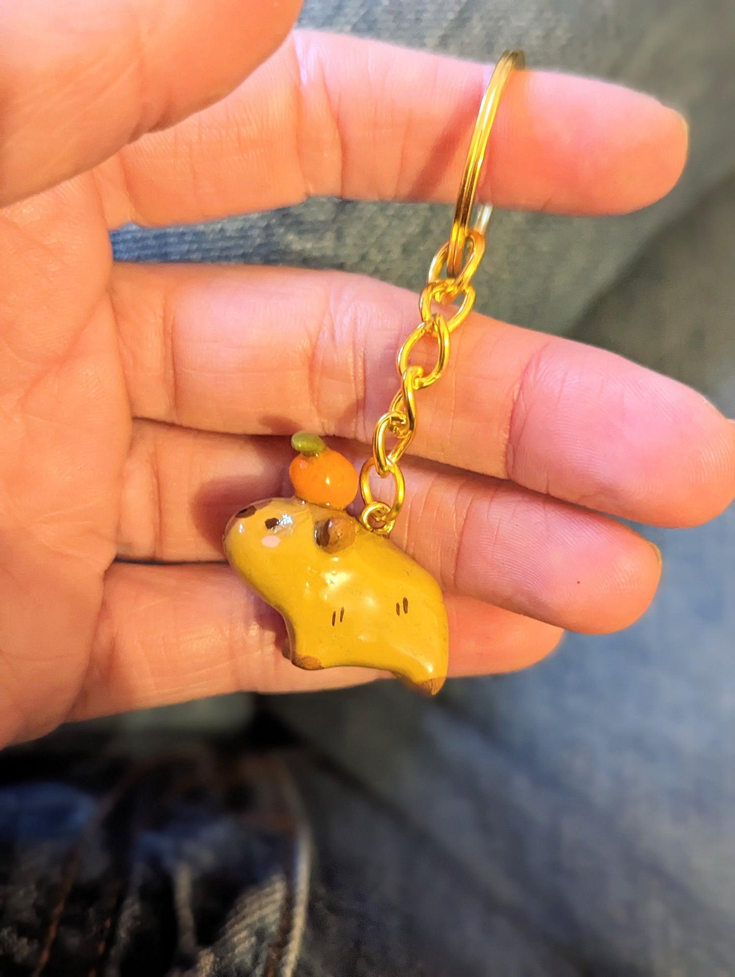 porte clé doré mini capybara et son orange
