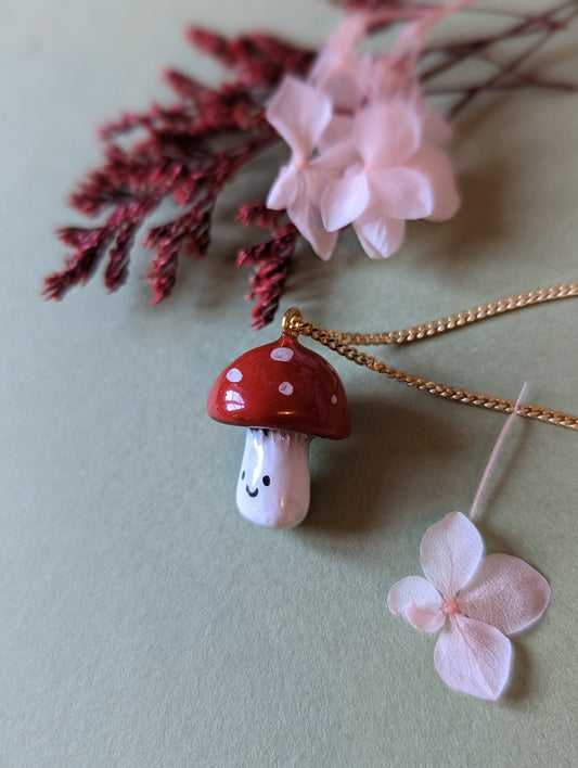 Collier orné d'un petit champignon