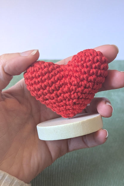 mini coeur positif en crochet sur un socle