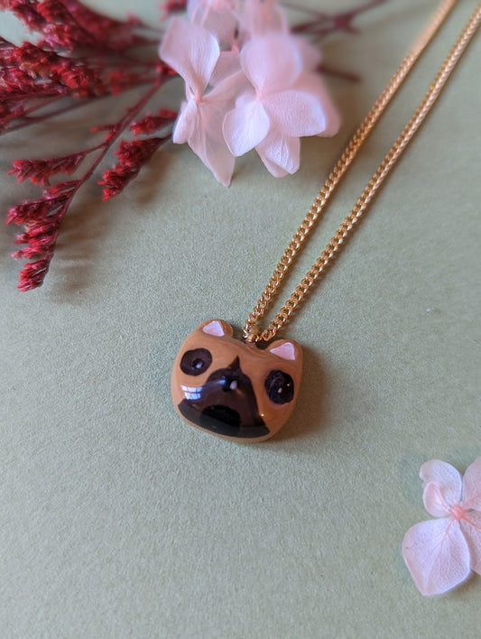 Collier orné d'une tete de bouledogue