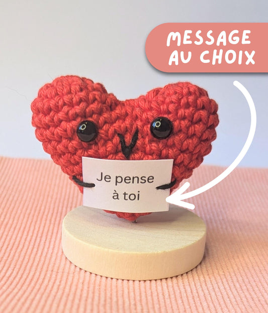 mini coeur positif en crochet sur un socle