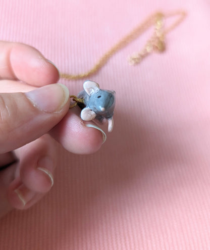Collier orné d'une petit rat gris