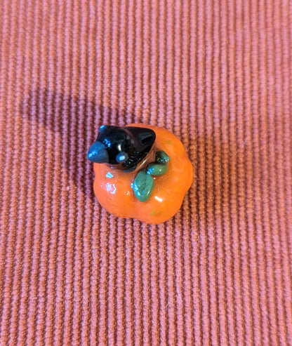 Figurine corbeau sur sa citrouille