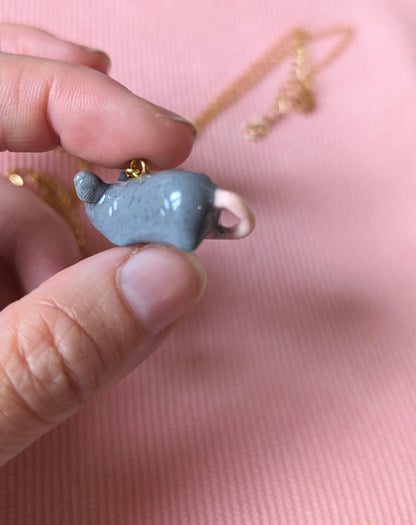 Collier orné d'une petit rat gris