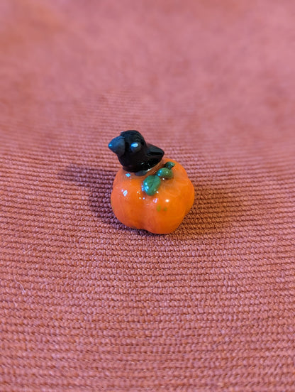 Figurine corbeau sur sa citrouille