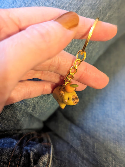 porte clé doré mini capybara et son orange