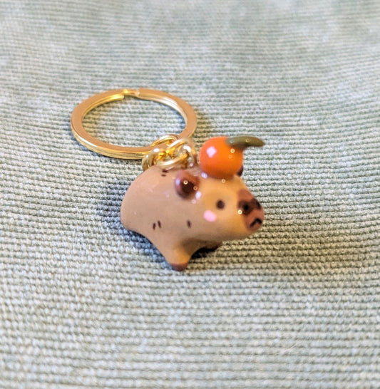 porte clé doré mini capybara et son orange