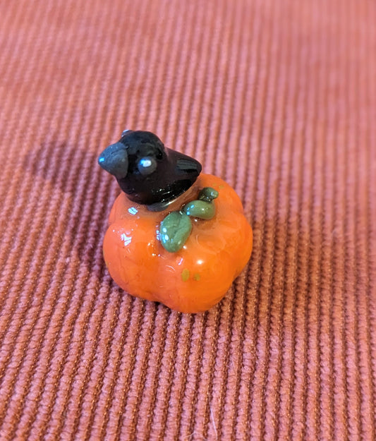 Figurine corbeau sur sa citrouille
