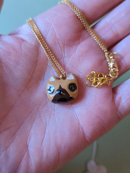 Collier orné d'une tete de bouledogue
