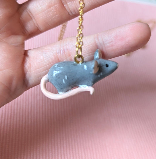 Collier orné d'une petit rat gris