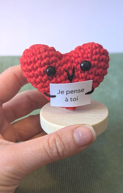 mini coeur positif en crochet sur un socle