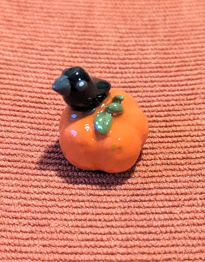 Figurine corbeau sur sa citrouille